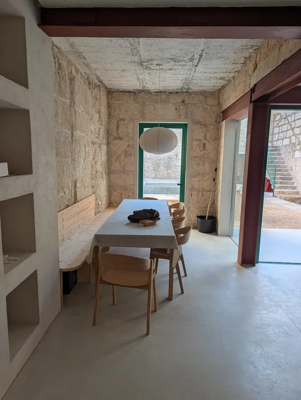 Comedor con banco de madera y lámpara de papel